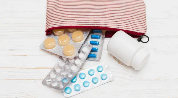 Jak przewieźć leki w bagażu podręcznym bez problemów i stresu