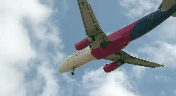 Ile alkoholu można przewieźć samolotem Wizz Air? Sprawdź limity i uniknij problemów