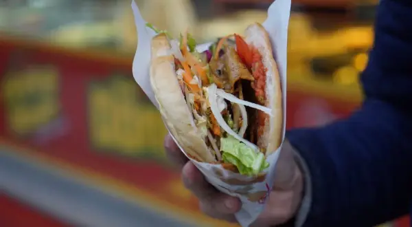 Ile kalorii ma kebab z Żabki? Sprawdź, czy warto go jeść na diecie