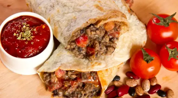 Ile kalorii ma duży kebab w tortilli? Sprawdź, jak wpływa na dietę!