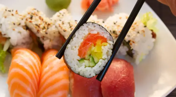 Jak zrobić sushi w domu – prosty przepis i porady dla początkujących