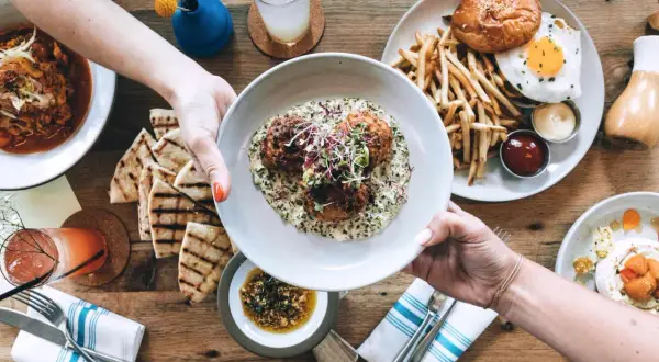 Gdzie zjeść w Karlowych Warach? Najlepsze restauracje i smaki