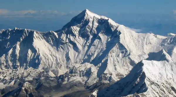 W jakim kraju jest Mount Everest? Zaskakujące fakty o tej górze